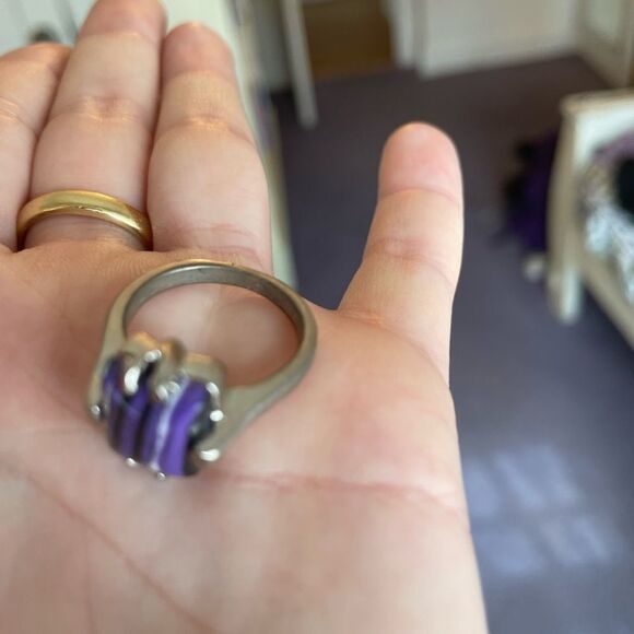 Silver colored ring with a purple stone - Picture 7 of 7